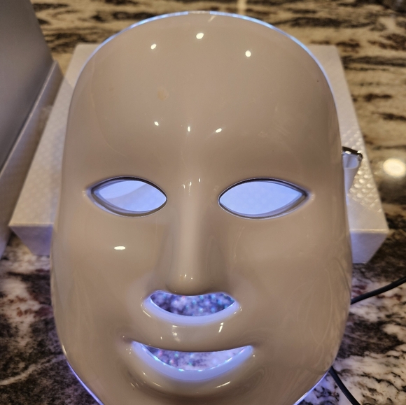 Light changing beauty mask - Picture 9 of 9